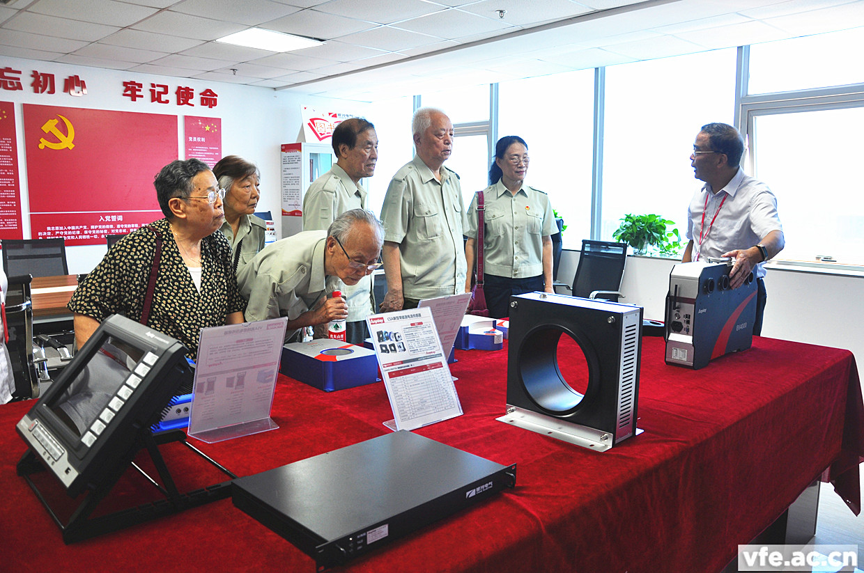 老前輩們參觀銀河電氣的產品